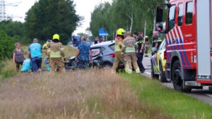 Bestuurder zwaargewond na botsing met aanhanger in Venlo: traumahelikopter geland