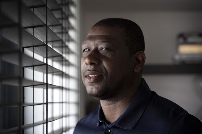 Regillio Vrede merkte in ziekenhuis hoe geliefd hij is: ‘Ze hebben iemand van security voor de deur gezet omdat er supporters naar me toe wilden’