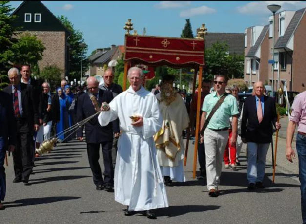 Na twee jaar gedwongen pauze weer sacramentsprocessie in Geulle-Boven