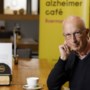 Op zoek naar hoop in het Alzheimer Café: ‘Dementerende gevaar op de weg? Trek dan de bougiedoppen los’  