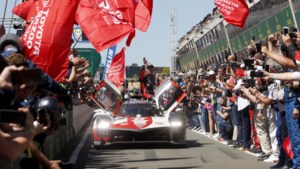 Limburger John Litjens wint als stille kracht voor vijfde keer historische 24-uursrace van Le Mans