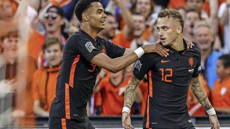 Memphis Depay schiet Oranje diep in blessuretijd langs Wales