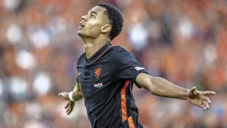 Memphis Depay schiet Oranje diep in blessuretijd langs Wales
