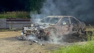 Auto brandt volledig uit in buitengebied Schimmert