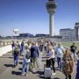 Schiphol schrapt duizenden vluchten. Waar heb je als reiziger recht op? En wat als een vervangende vlucht buiten de schoolvakantie valt?