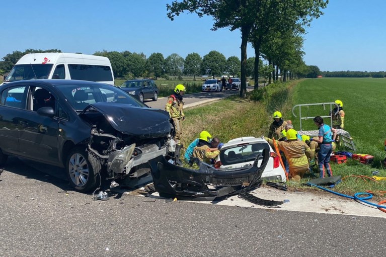 Vrouw per traumaheli naar ziekenhuis na frontale aanrijding in Grashoek