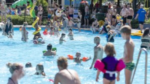 Lange rijen voor frisse duik in Limburgse zwembaden: ‘Zonder vrijwilligers houdt het gewoon op’
