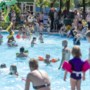 Lange rijen voor frisse duik in Limburgse zwembaden: ‘Zonder vrijwilligers houdt het gewoon op’