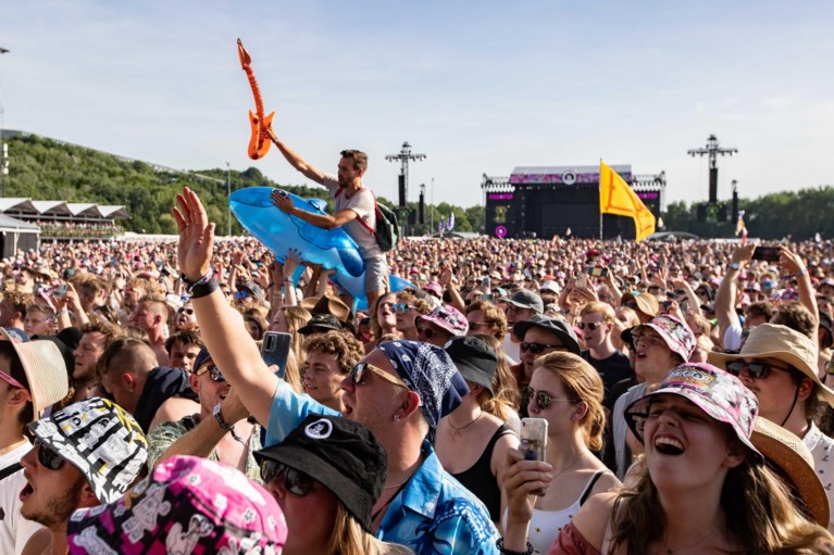 Foto’s: Uitgelaten sfeer op warme eerste dag Pinkpop