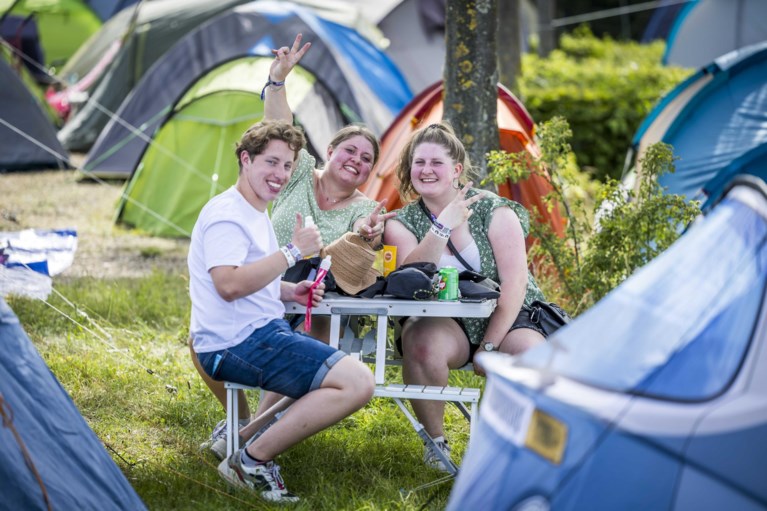 Foto’s: Uitgelaten sfeer op warme eerste dag Pinkpop