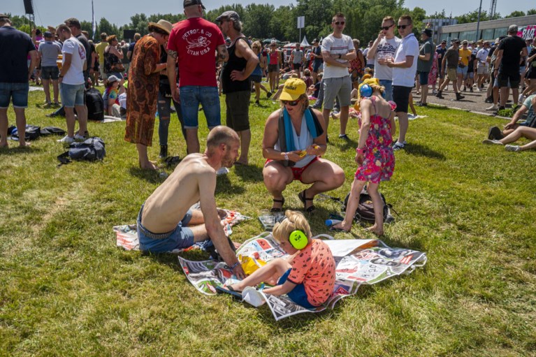 Foto’s: Uitgelaten sfeer op warme eerste dag Pinkpop