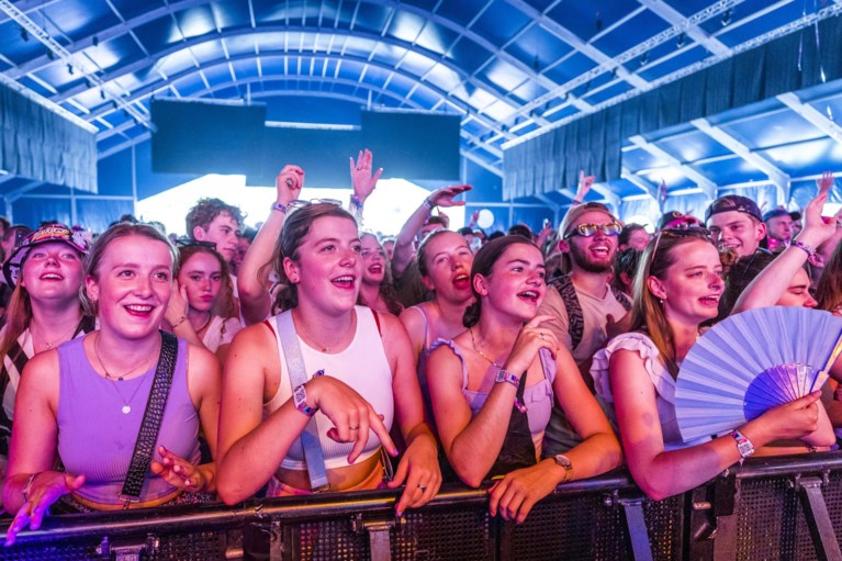 Foto’s: Uitgelaten sfeer op warme eerste dag Pinkpop
