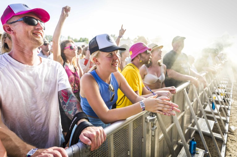 Foto’s: Uitgelaten sfeer op warme eerste dag Pinkpop