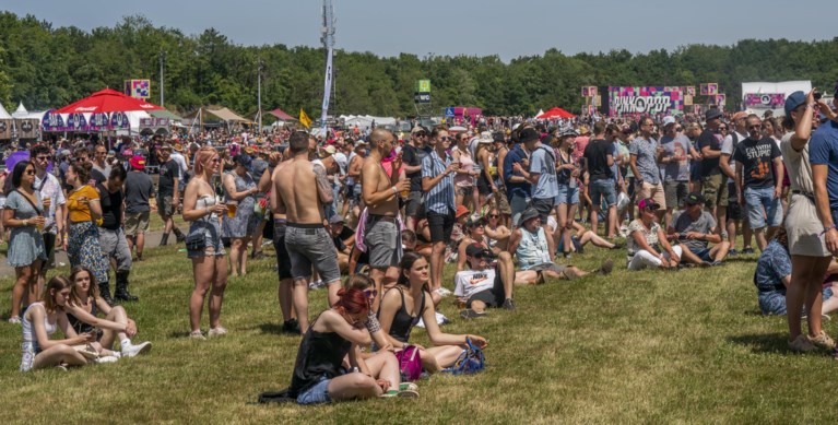 Foto’s: Uitgelaten sfeer op warme eerste dag Pinkpop