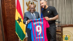 Depay ontmoet president Ghana, ‘land waar ik zoveel van hou’