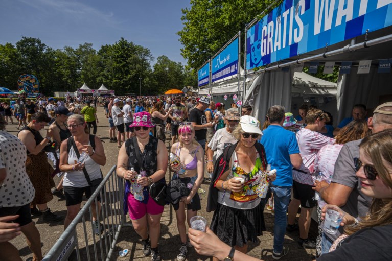 Foto’s: Uitgelaten sfeer op warme eerste dag Pinkpop