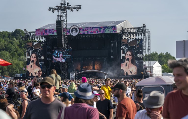 Foto’s: Uitgelaten sfeer op warme eerste dag Pinkpop