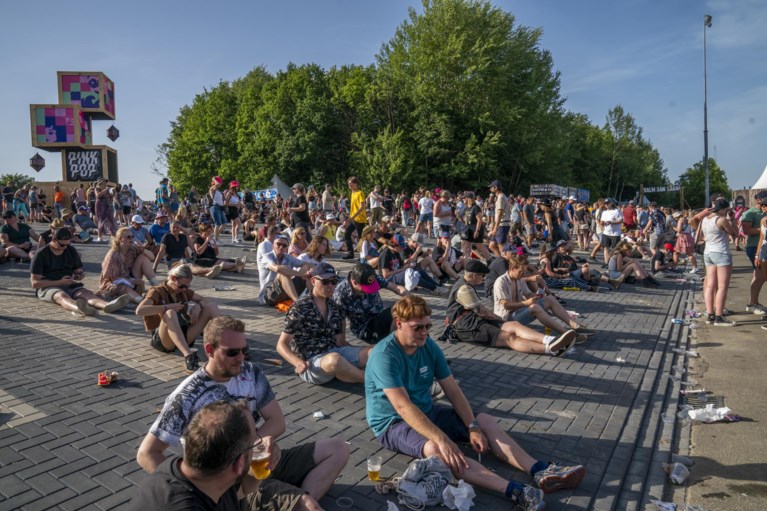 Foto’s: Uitgelaten sfeer op warme eerste dag Pinkpop