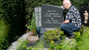 Koos is boos want opeens staan er twee extra urnen bij het graf van zijn ouders in Roermond: ‘Is niet wat ze gewild hebben’
