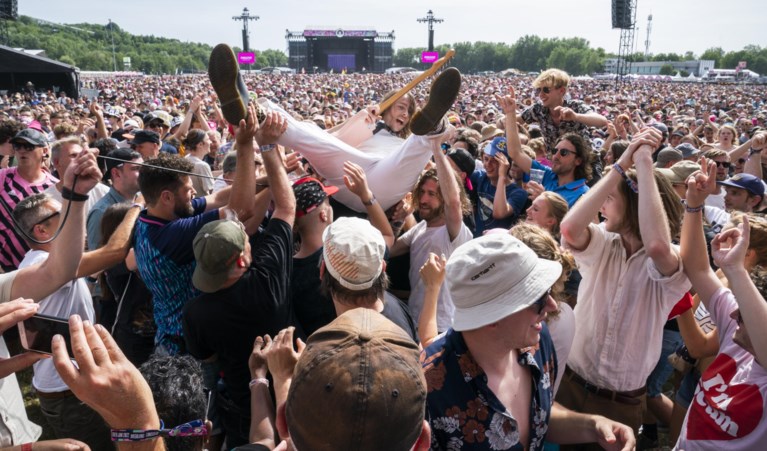 Foto’s: Uitgelaten sfeer op warme eerste dag Pinkpop