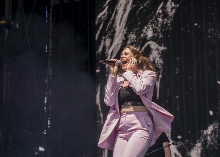 Foto’s: Uitgelaten sfeer op warme eerste dag Pinkpop