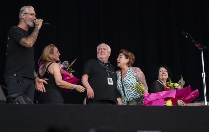 ‘Jantje, Jantje, Jantje bedankt!’ Zwaaiend en sprakeloos neemt ontroerde Jan Smeets na 53 jaar afscheid van zijn Pinkpop