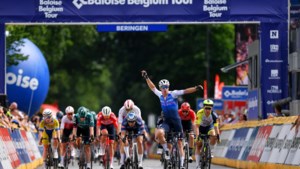 Fabio Jakobsen wint slotrit in Ronde van België, ploegmaat Schmid pakt de eindzege 