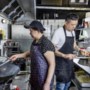 Tekort aan koks drijft Chinese restaurants tot wanhoop: 74-jarige moeder van Weerter restauranthouder moet dagelijks bijspringen