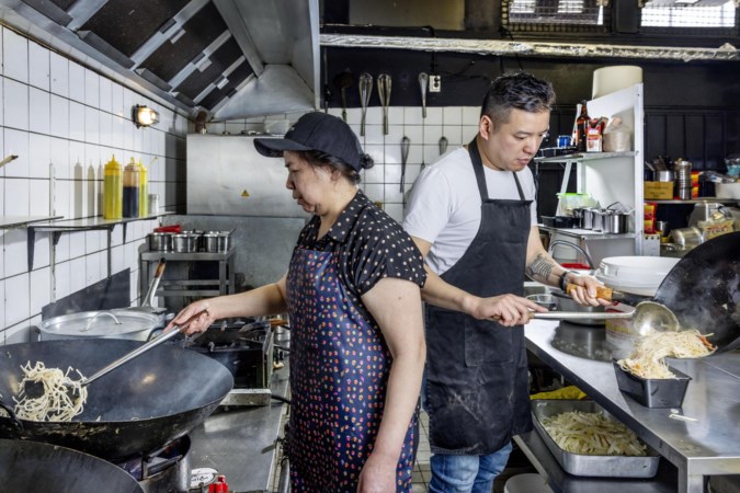 Tekort aan koks drijft Chinese restaurants tot wanhoop: 74-jarige moeder van Weerter restauranthouder moet dagelijks bijspringen