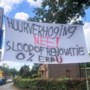 Protesterende bewoners Kasteelbuurt Hoensbroek: ‘Ook wij hebben last van vocht en zijn tegen huurverhoging’ 