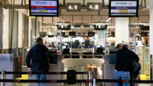 Rustig in vertrekhal Brussels Airport na annuleren vluchten