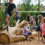 Stoeptegels maken plaats voor houtsnippers op schoolplein in Urmond