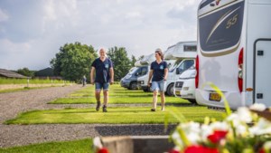 Camperplaats Helden ligt te dicht op erfgrens: boete voor eigenaren dreigt