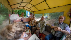 Huifkar vol glimlachende ouderen trekt wekelijks door de buitengebieden van Beek