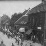 Uit het archief van Weert: Optocht door de Stationstraat voor het 25-jarig van Koningin Wilhelmina in 1923