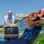 Kleurrijke drakenboten nemen bezit van Oolderplas: tweehonderd roeiers strijden om Limburgse titel 