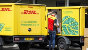 Pakketbezorger steekt miljoenen in duurzamer verdeelcentrum in Geleen: gele busjes kleuren steeds groener