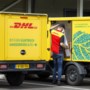 Pakketbezorger steekt miljoenen in duurzamer verdeelcentrum in Geleen: gele busjes kleuren steeds groener
