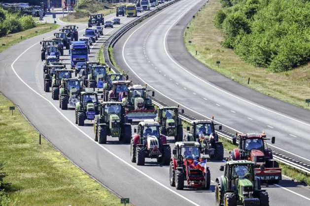 Met tractor op de snelweg: enkele honderden boeren beboet