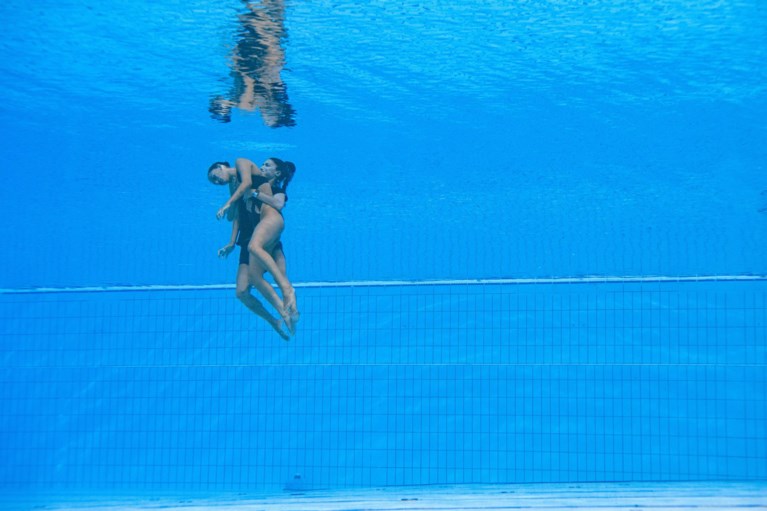 Synchroonzwemster valt flauw onder water en wordt gered door coach: ‘Ze is oké’