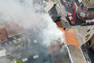 Dak deels ingestort na brand Roermond: appartementen onbewoonbaar, bewoners kunnen niet terug