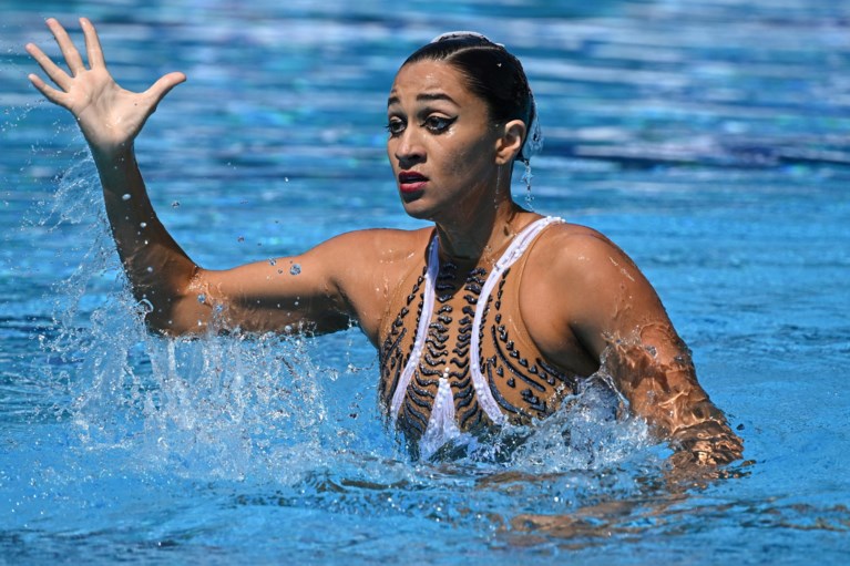 Synchroonzwemster valt flauw onder water en wordt gered door coach: ‘Ze is oké’