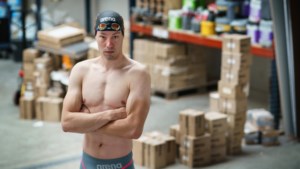 Lucas (27) uit Beek is bouwvakker, maar zwemt toch drie medailles bij elkaar op NK: ‘De meeste collega’s hebben een buikje, ik niet’