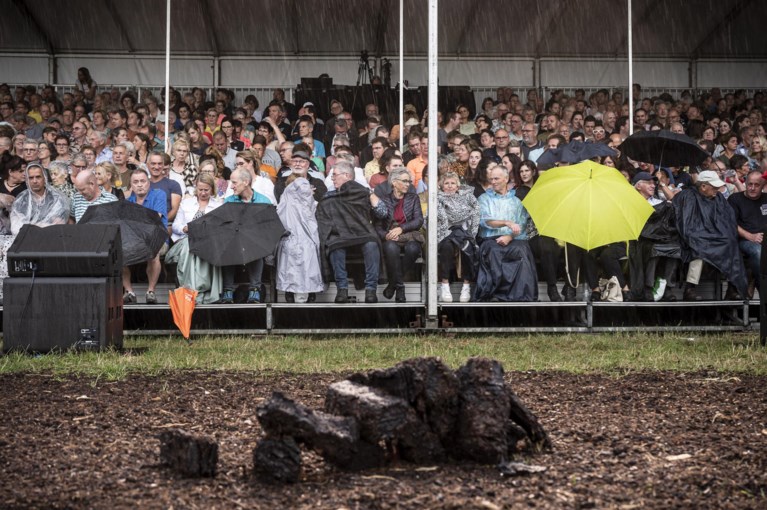 Foto’s: Première De Zwarte Grens over grensconflict tussen Kessel en Neer in stromende regen