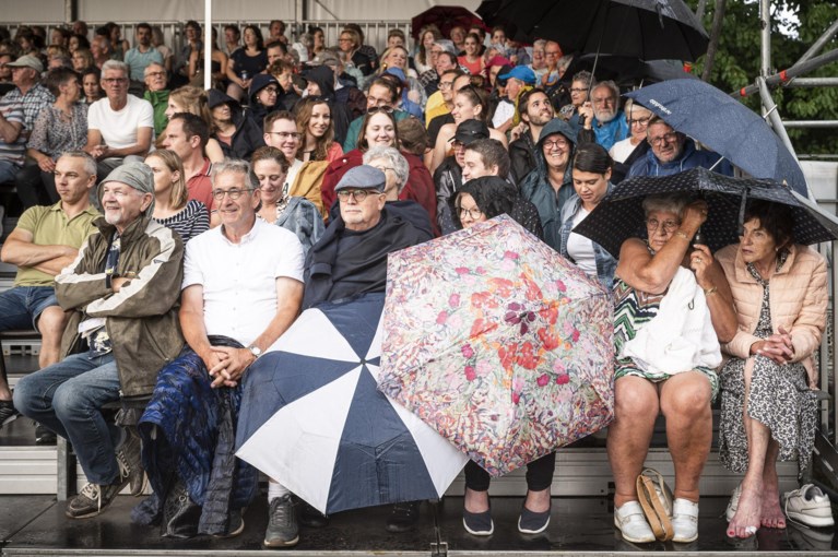 Foto’s: Première De Zwarte Grens over grensconflict tussen Kessel en Neer in stromende regen