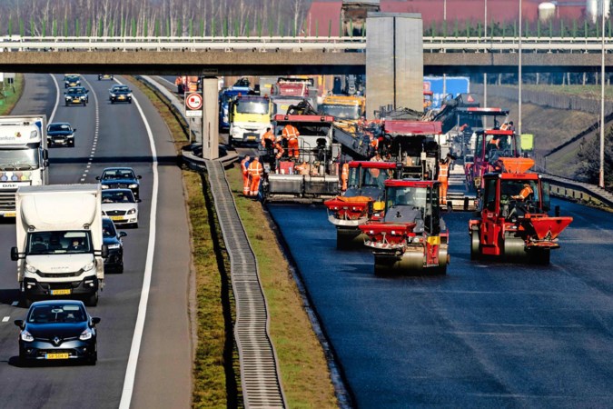 Asfaltprojecten vertraagd door gebrek aan stikstofdeskundigen, wegvernieuwing op A67 uitgesteld
