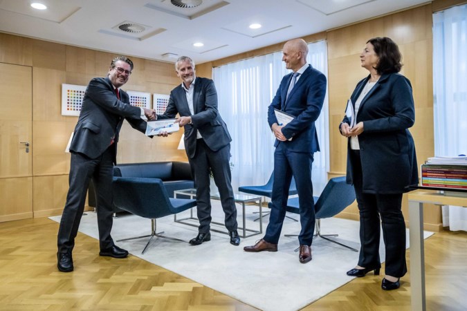 Commentaar: Het corona bestaat nog wel degelijk en is aan een opmars bezig. We moeten alert blijven