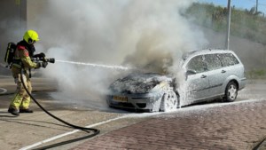 Auto brandt uit in Herten; rook zorgt voor oponthoud bij A73