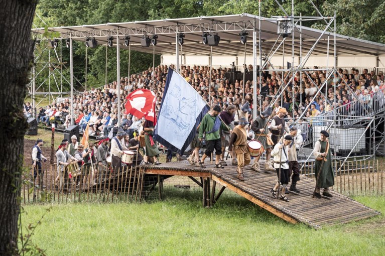 Foto’s: Première De Zwarte Grens over grensconflict tussen Kessel en Neer in stromende regen