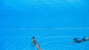 Synchroonzwemster valt flauw onder water en wordt gered door coach: ‘Ze is oké’